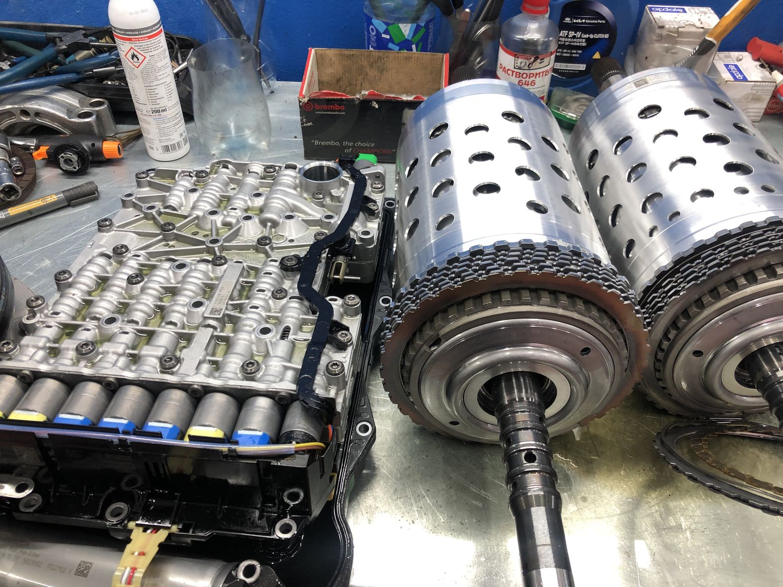 Гидроблок и пакеты фрикционов разобранной АКПП ZF на верстаке