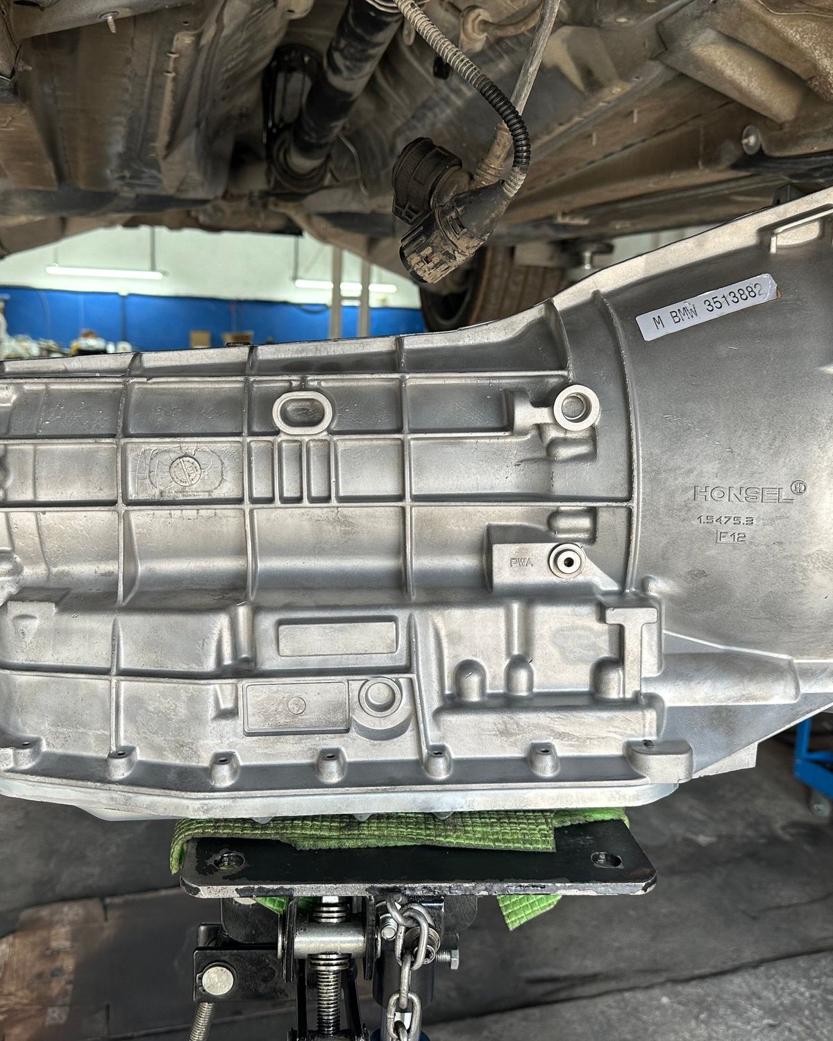 АКПП ZF на трансмиссионной стойке под автомобилем в боксе At-zf Сервис